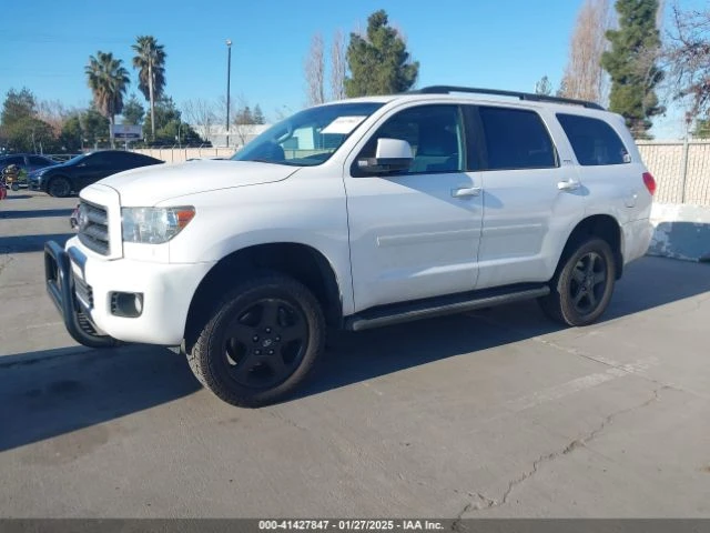 Toyota Sequoia  SR5 5.7L V8 AWD - изображение 2