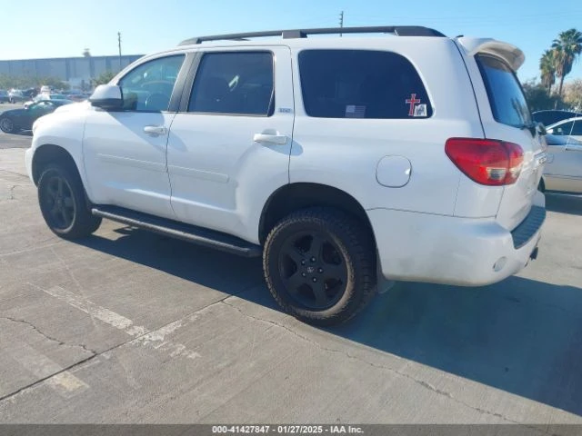 Toyota Sequoia  SR5 5.7L V8 AWD - изображение 3