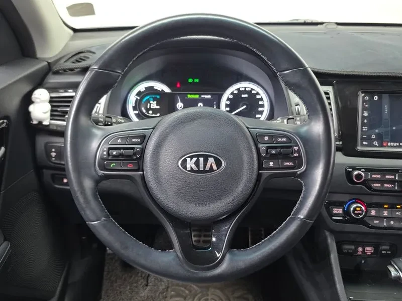 Kia Niro  Noblesse, снимка 14 - Автомобили и джипове - 56128238