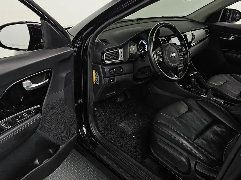 Kia Niro Prestige, снимка 9 - Автомобили и джипове - 56517475