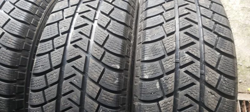 Гуми Зимни 215/65R16, снимка 3 - Гуми и джанти - 35130822