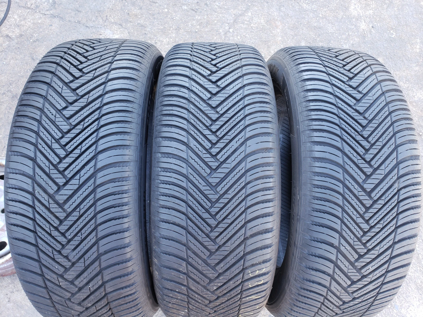 Гуми Всесезонни 235/55R18, снимка 2 - Гуми и джанти - 56070921