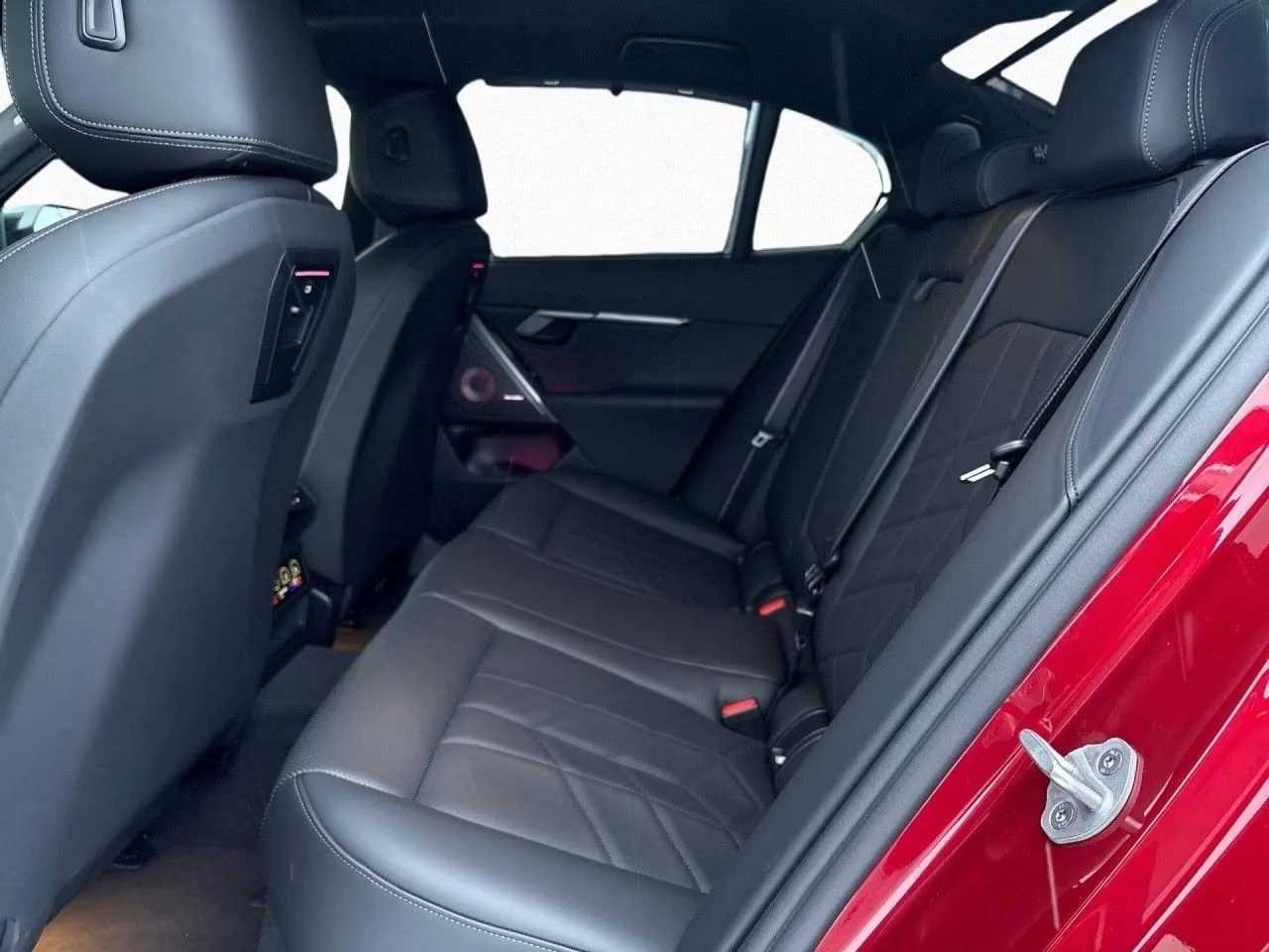 BMW i5 M60/xDrive/CARBON/ICONIC GLOW/PANO/B&W/360/HEAD UP, снимка 12 - Автомобили и джипове - 53972919