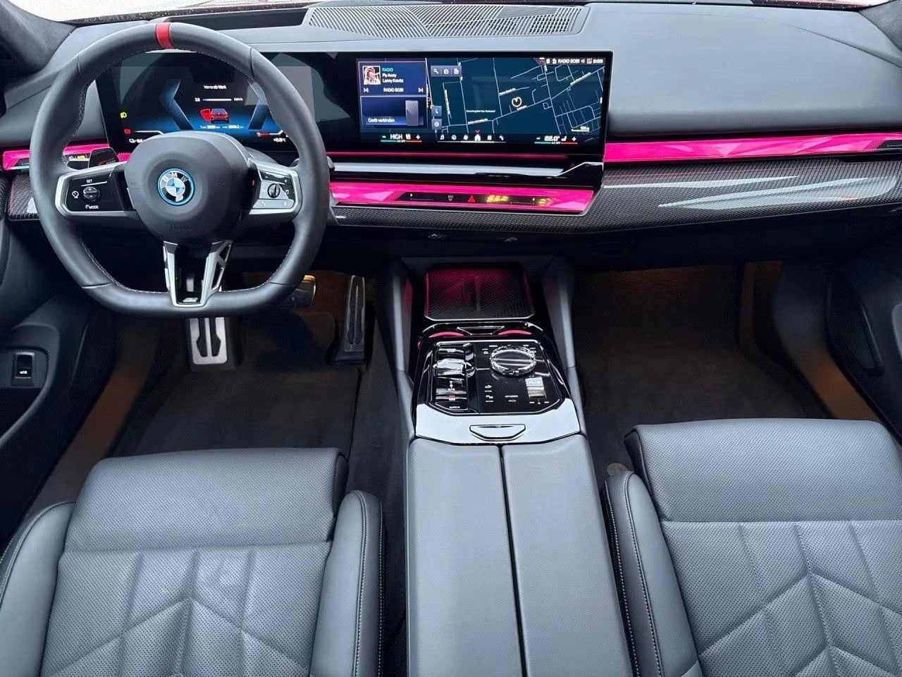 BMW i5 M60/xDrive/CARBON/ICONIC GLOW/PANO/B&W/360/HEAD UP, снимка 10 - Автомобили и джипове - 53972919