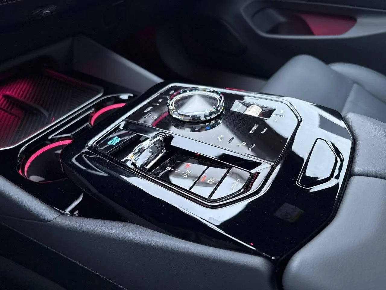 BMW i5 M60/xDrive/CARBON/ICONIC GLOW/PANO/B&W/360/HEAD UP, снимка 9 - Автомобили и джипове - 53972919