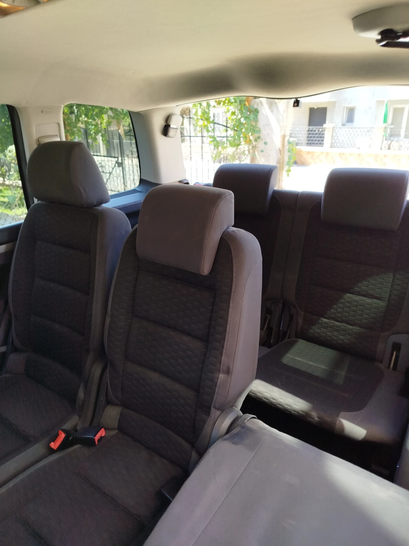 VW Touran, снимка 15 - Автомобили и джипове - 56331387