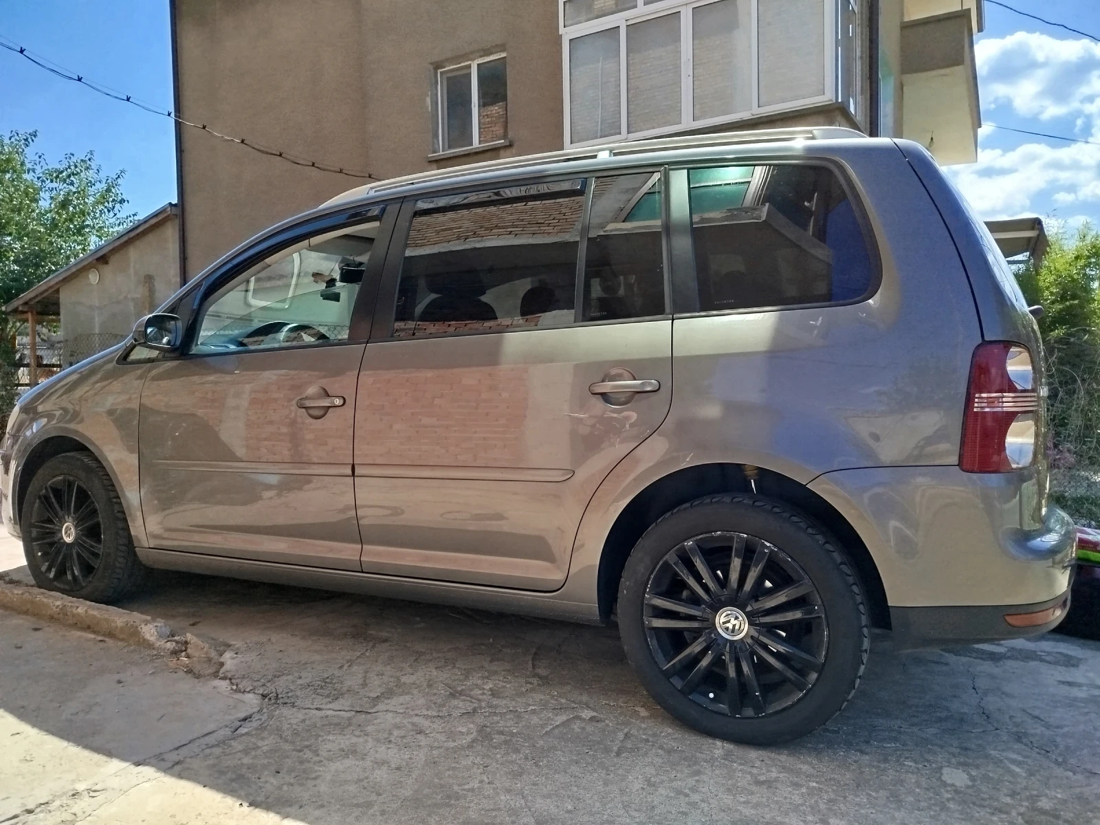 VW Touran, снимка 11 - Автомобили и джипове - 56331387