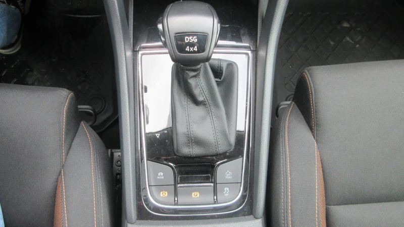 Skoda Karoq SCOUT-2.0-TDI-4x4, снимка 15 - Автомобили и джипове - 52569321