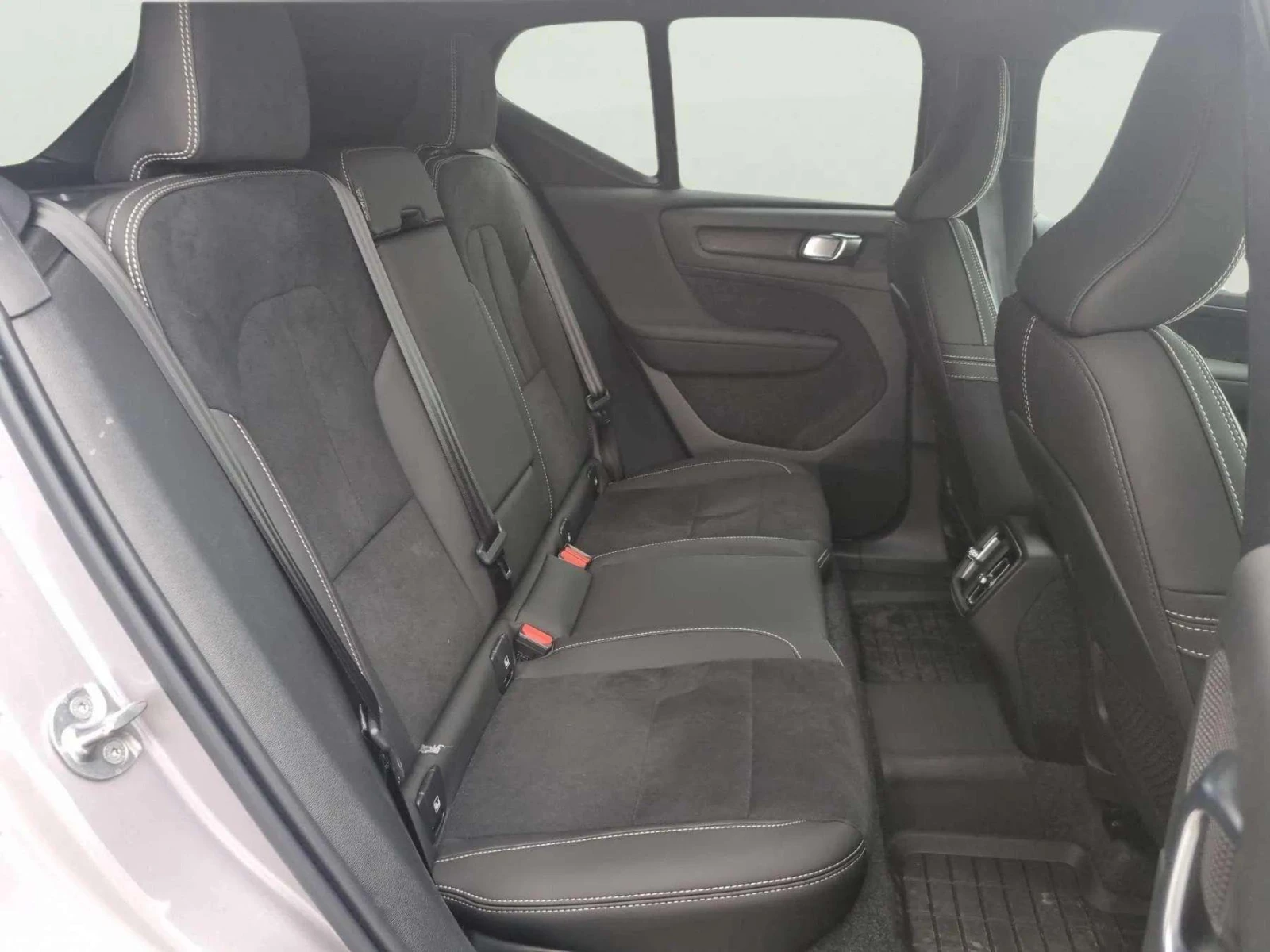 Volvo XC40 2.0 L Mild hybrid, снимка 13 - Автомобили и джипове - 53774729