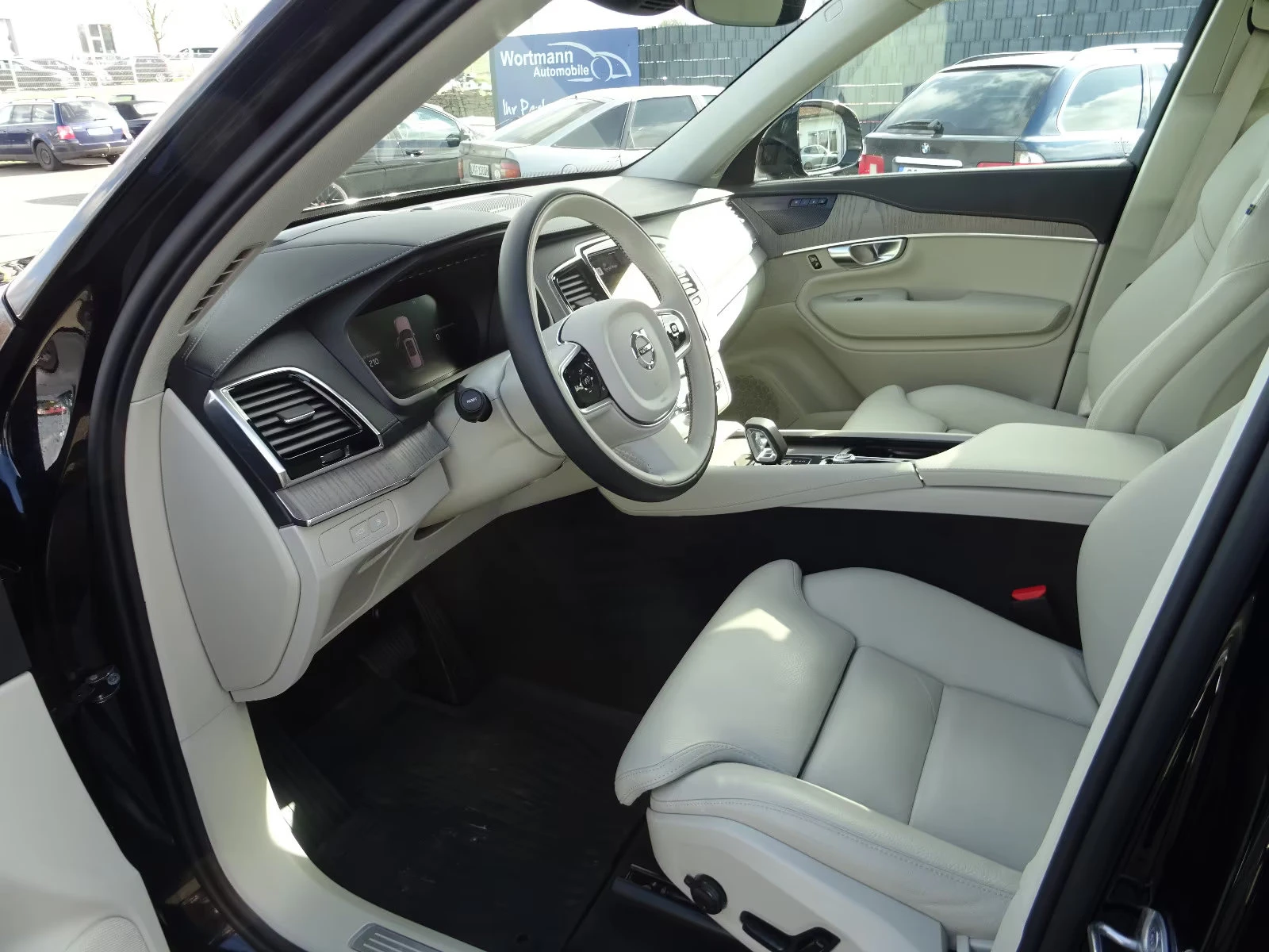 Volvo Xc90 PLUS/455HP/DARK/4X4/PANO/360/H&K/ACC/LED/274z, снимка 8 - Автомобили и джипове - 54111818