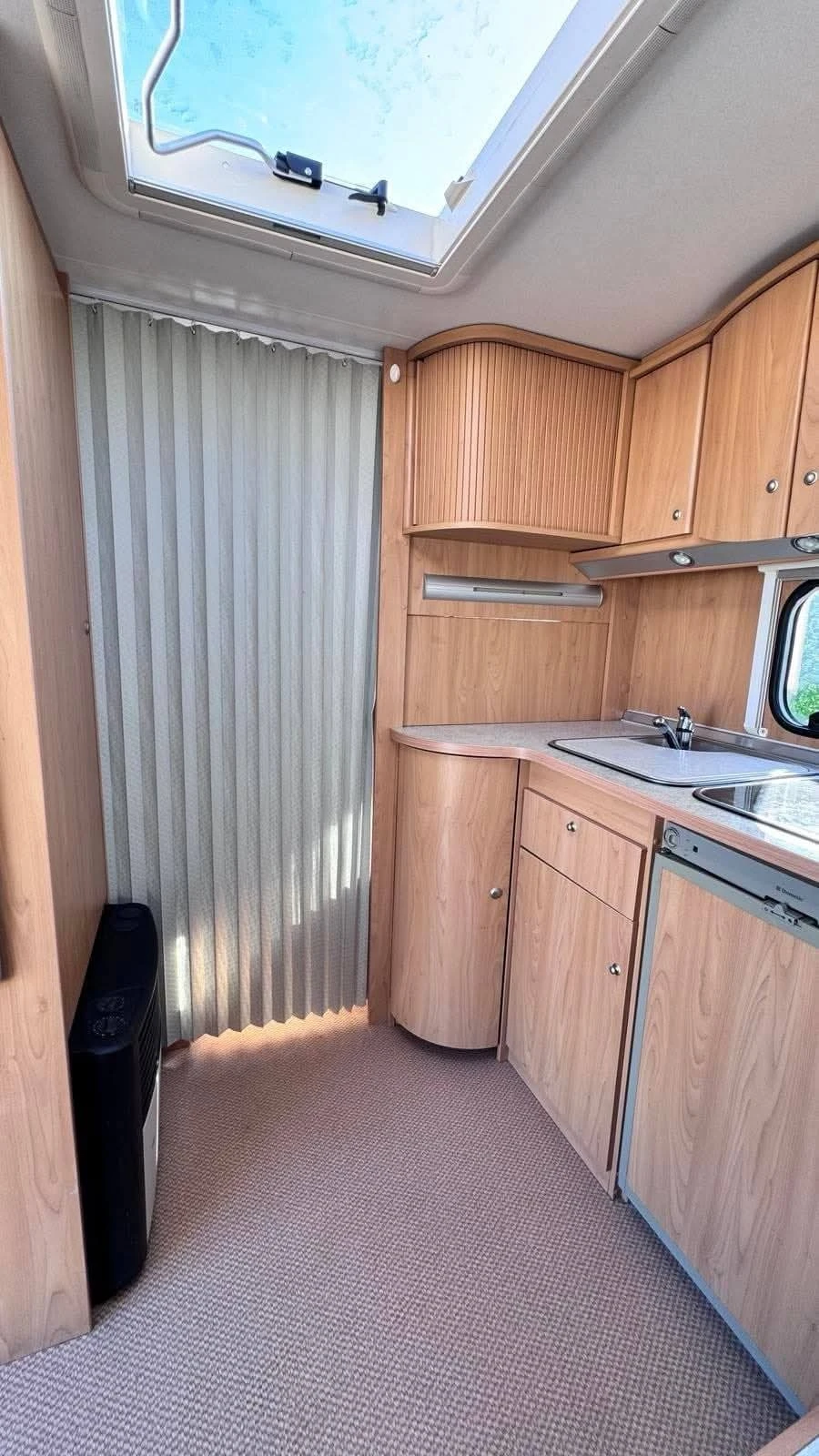 Каравана Burstner С единични легла, снимка 10 - Каравани и кемпери - 53916984