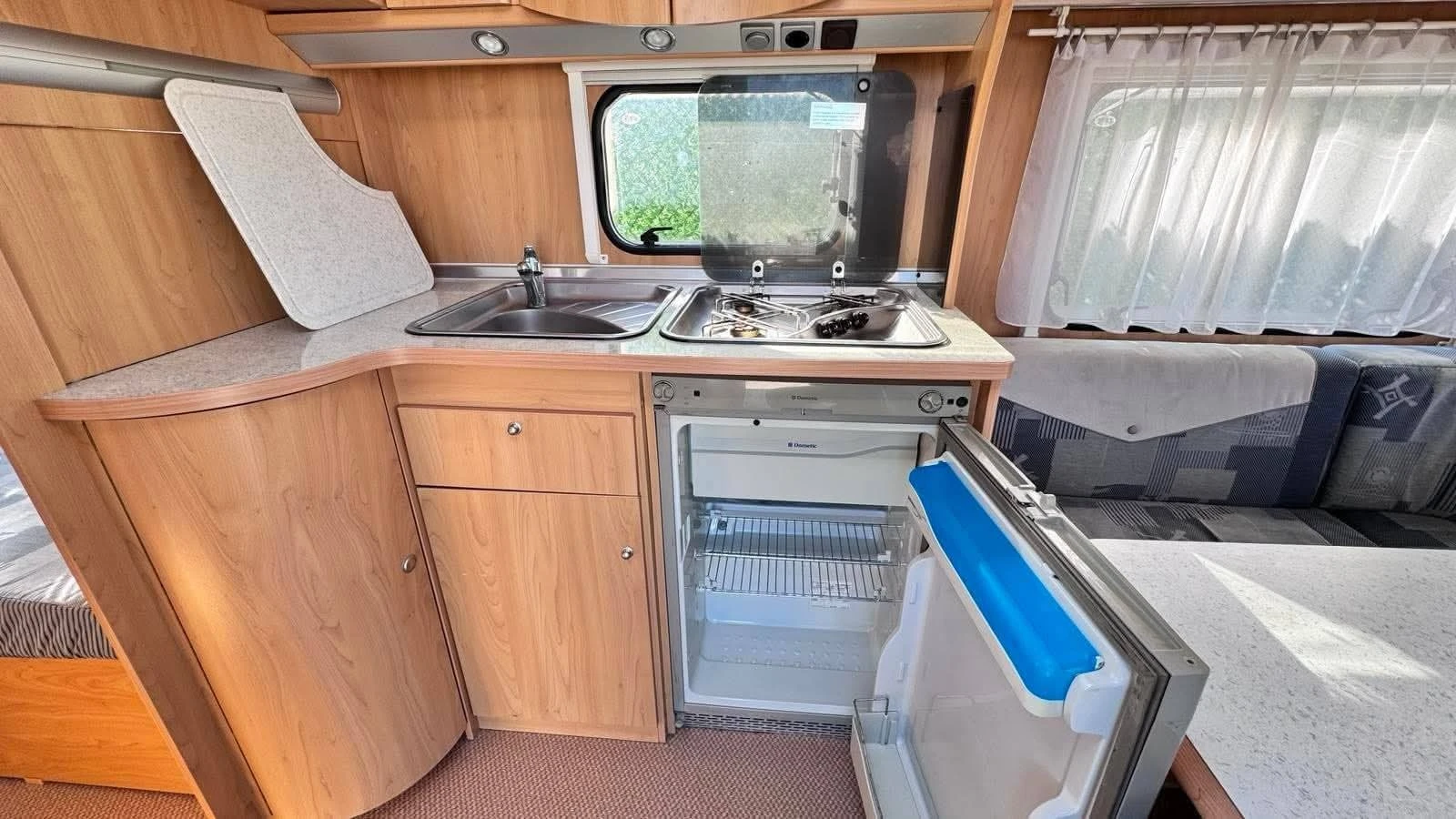 Каравана Burstner С единични легла, снимка 8 - Каравани и кемпери - 53916984