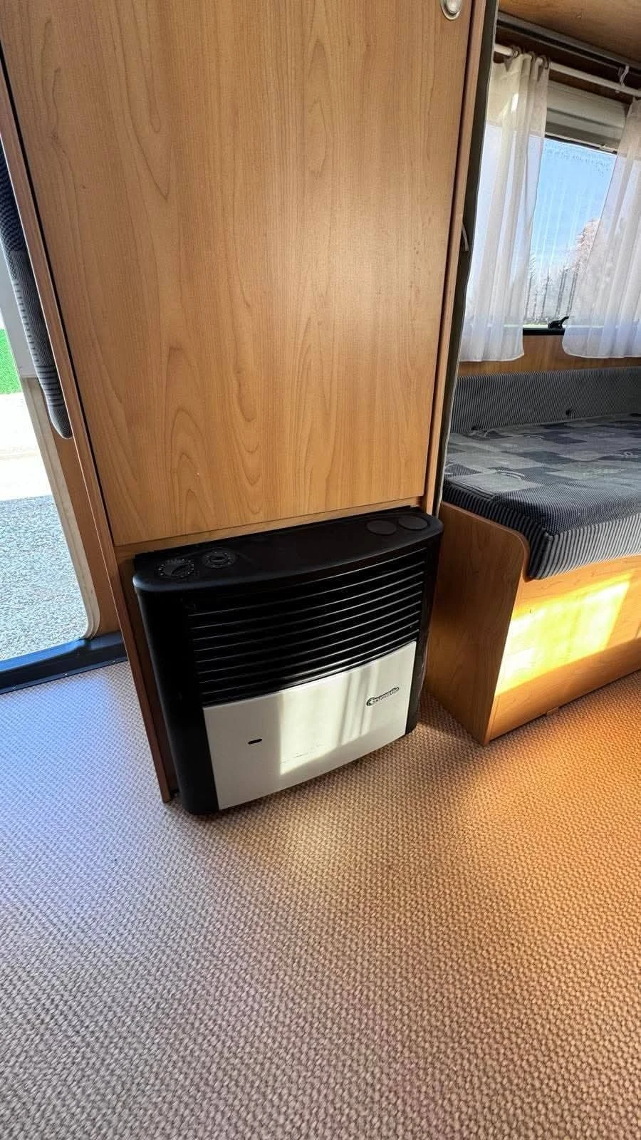 Каравана Burstner С единични легла, снимка 15 - Каравани и кемпери - 53916984