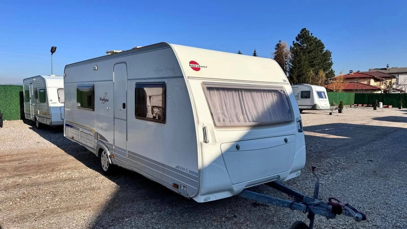 Каравана Burstner С единични легла, снимка 4 - Каравани и кемпери - 53916984