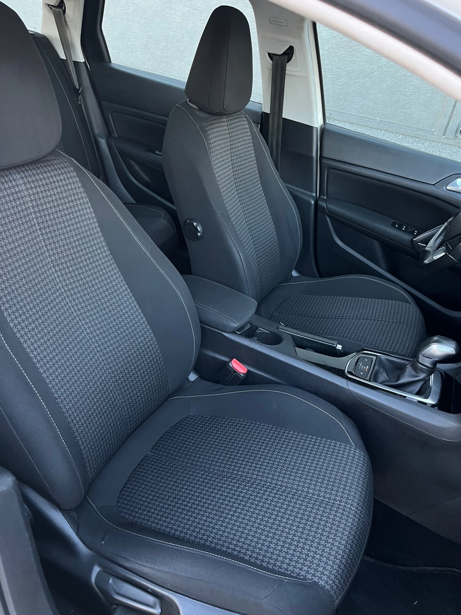 Peugeot 308 1.6 HDI Facelift, снимка 8 - Автомобили и джипове - 54499873