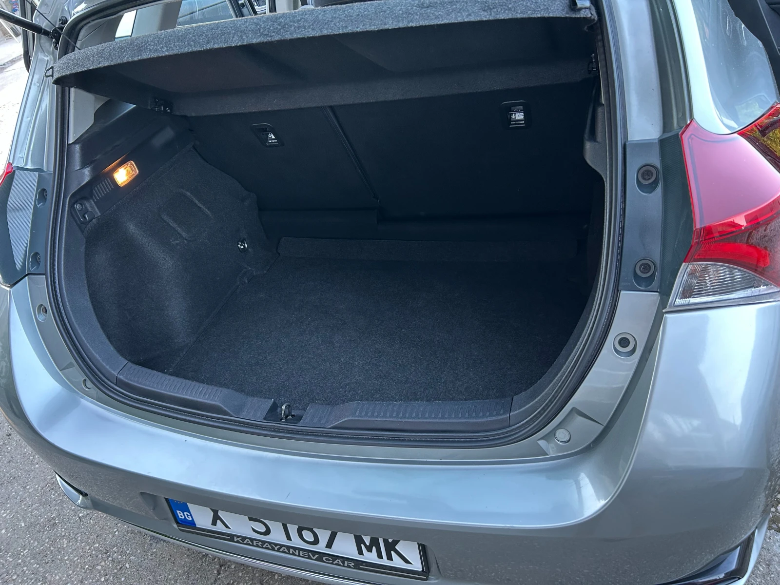 Toyota Auris 1.2 BENZIN, снимка 11 - Автомобили и джипове - 55105281