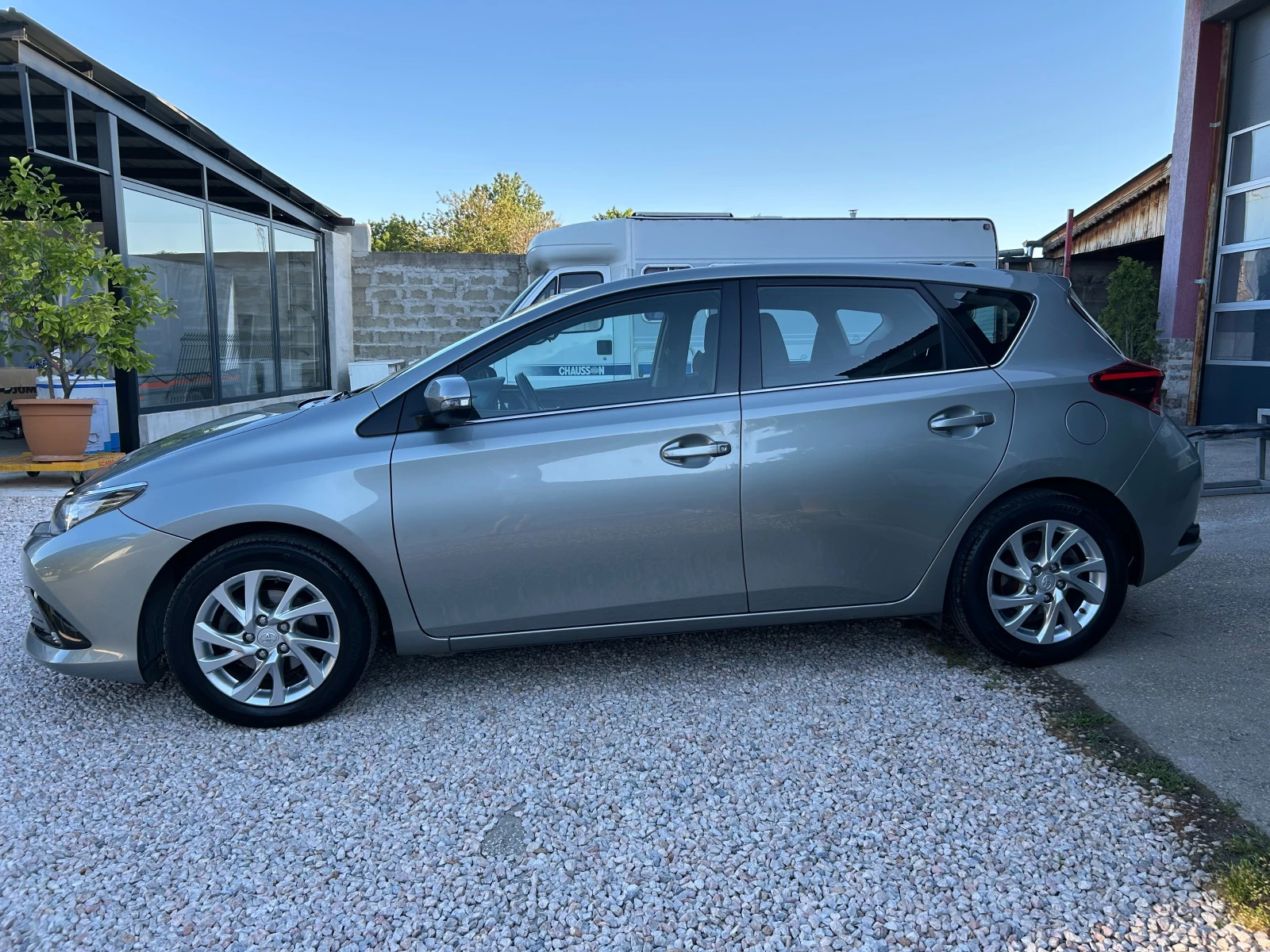 Toyota Auris 1.2 BENZIN, снимка 2 - Автомобили и джипове - 55105281