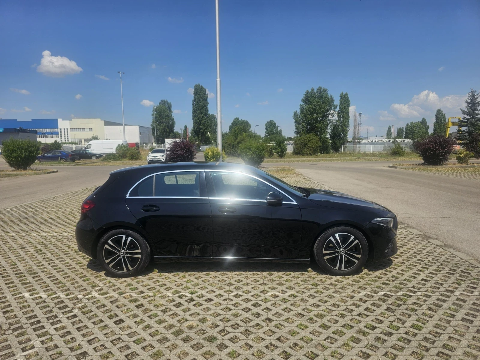 Mercedes-Benz A 180 Бензин- Електро, снимка 3 - Автомобили и джипове - 55322558