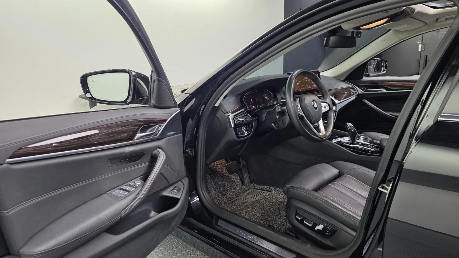 BMW 520 520i Luxury | HUD | 360  | MEMORY, снимка 14 - Автомобили и джипове - 55430315