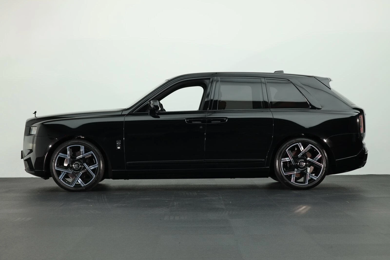 Rolls-Royce Cullinan SERIES II BLACK BADGE - изображение 7
