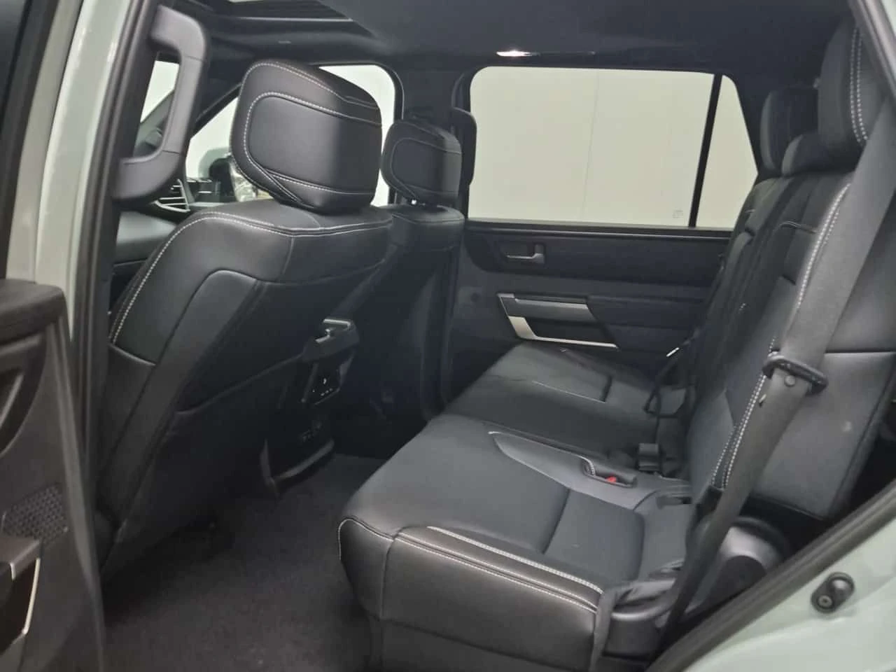 Toyota Sequoia 4WD  CARFAX, снимка 3 - Автомобили и джипове - 54370529