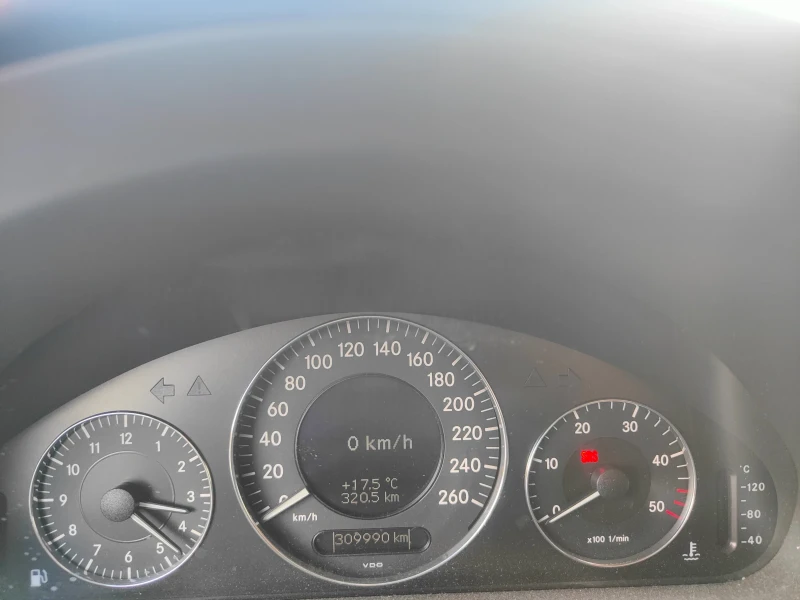 Mercedes-Benz E 220, снимка 10 - Автомобили и джипове - 52506038