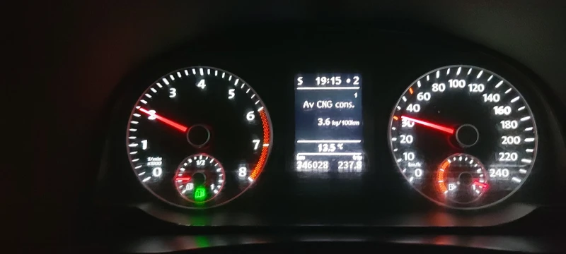 VW Touran 1.4Tsi Заводски метан, снимка 5 - Автомобили и джипове - 52965419