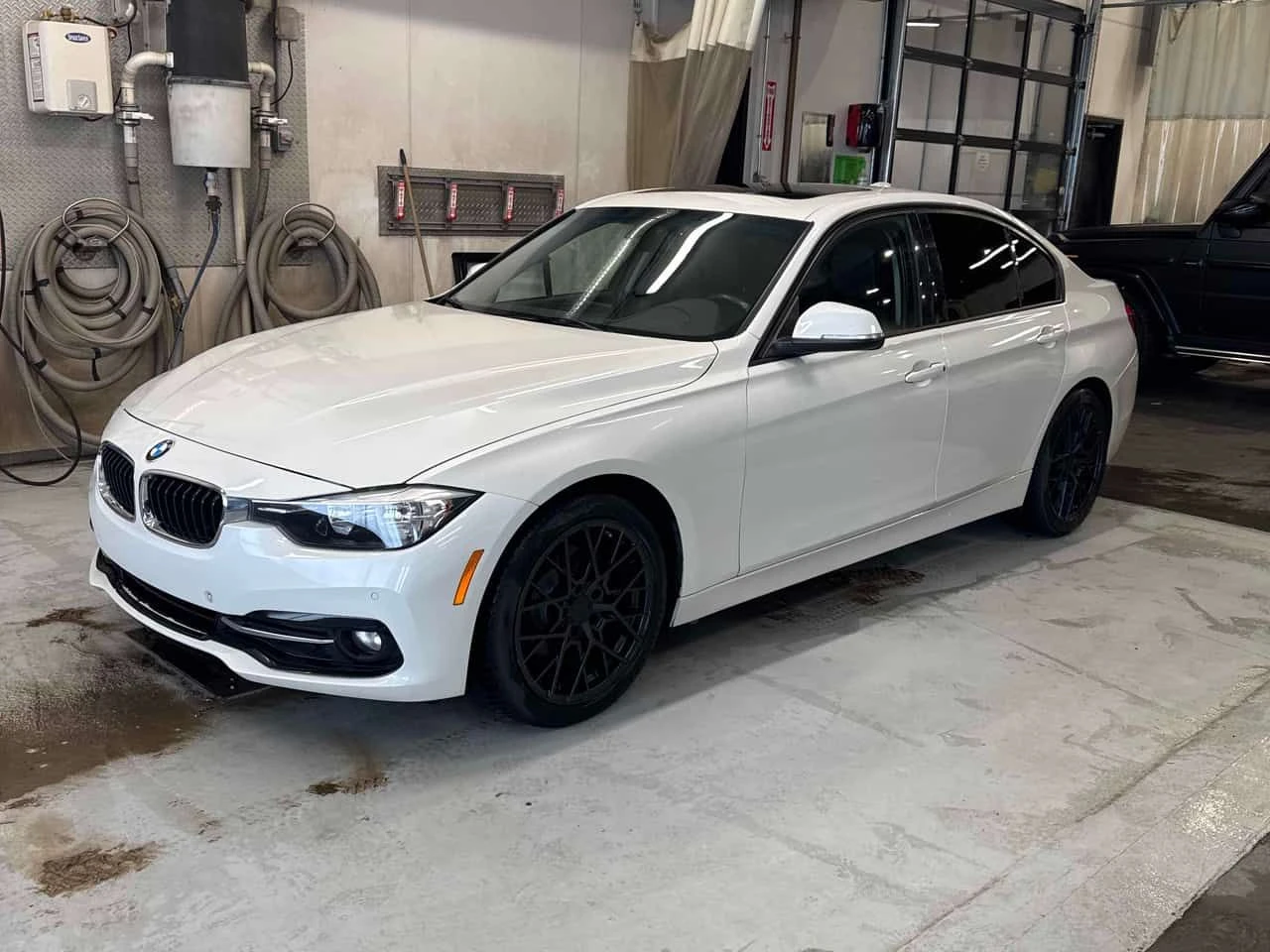 BMW 320 * xDrive * CARFAX * ПАНОРАМА * KEYLESS * ПОДГРЕВИ, снимка 2 - Автомобили и джипове - 54039741