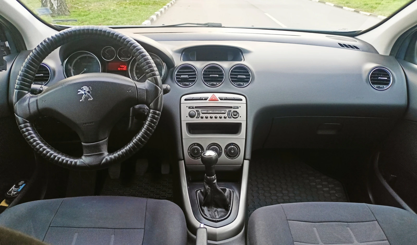 Peugeot 308 1.6 HDi (92 кс), снимка 13 - Автомобили и джипове - 54041788