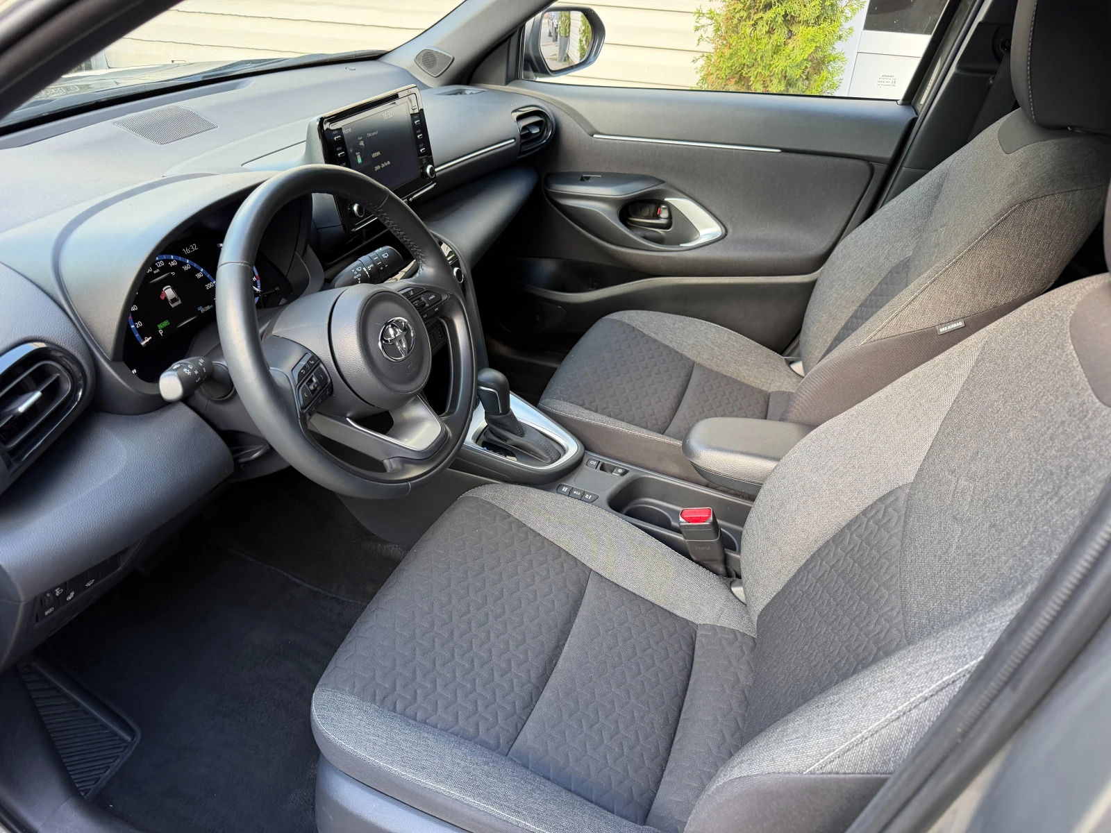 Toyota Yaris Cross 1.5-116к.с.Hybrid* ПЪЛНА СЕРВИЗНА ИСТОРИЯ, снимка 8 - Автомобили и джипове - 54574651