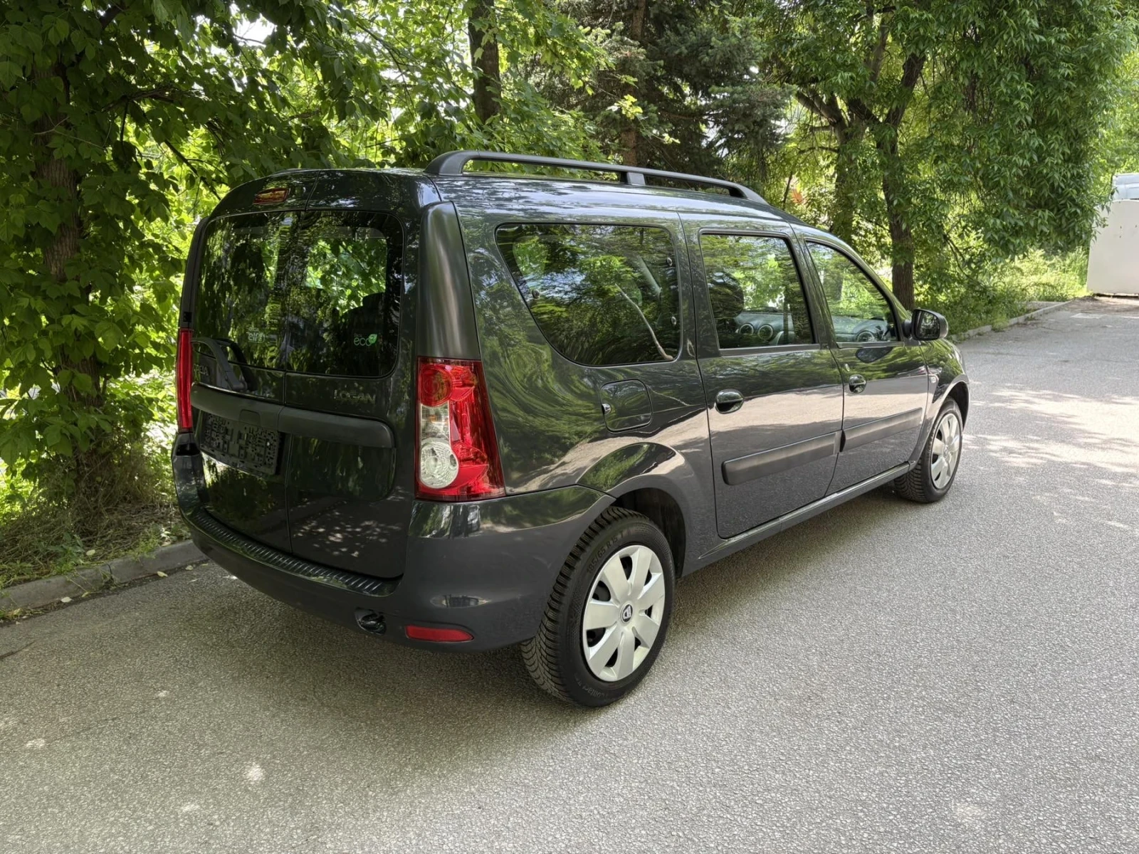 Dacia Logan 1.6 -105к.с. 7 местна+ ШВЕЙЦАРИЯ+ , снимка 7 - Автомобили и джипове - 54602791
