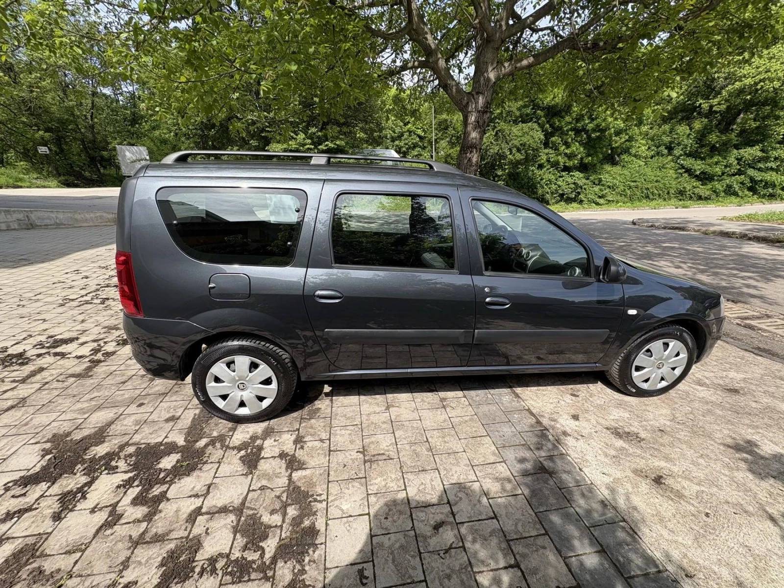 Dacia Logan 1.6 -105к.с. 7 местна+ ШВЕЙЦАРИЯ+ , снимка 4 - Автомобили и джипове - 54602791