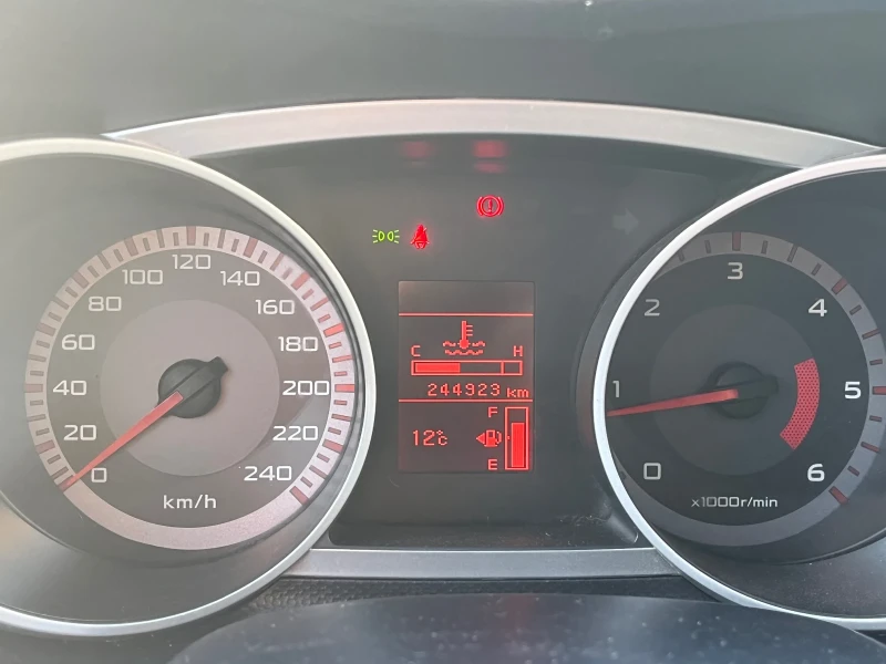 Mitsubishi Outlander 2.0 DID, снимка 4 - Автомобили и джипове - 52790258