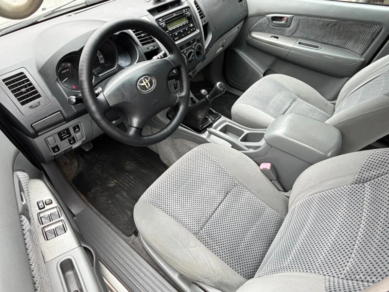 Toyota Hilux 2.5 D-4D A/C, снимка 9 - Автомобили и джипове - 53459599