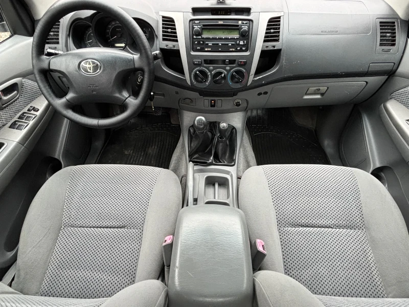 Toyota Hilux 2.5 D-4D A/C, снимка 10 - Автомобили и джипове - 53459599