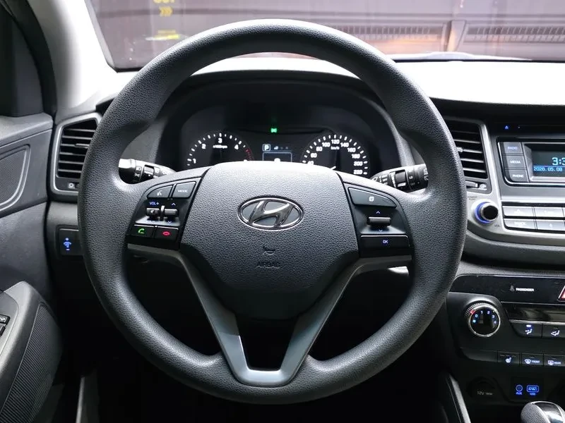 Hyundai Tucson 2.0 2WD, снимка 13 - Автомобили и джипове - 55733082