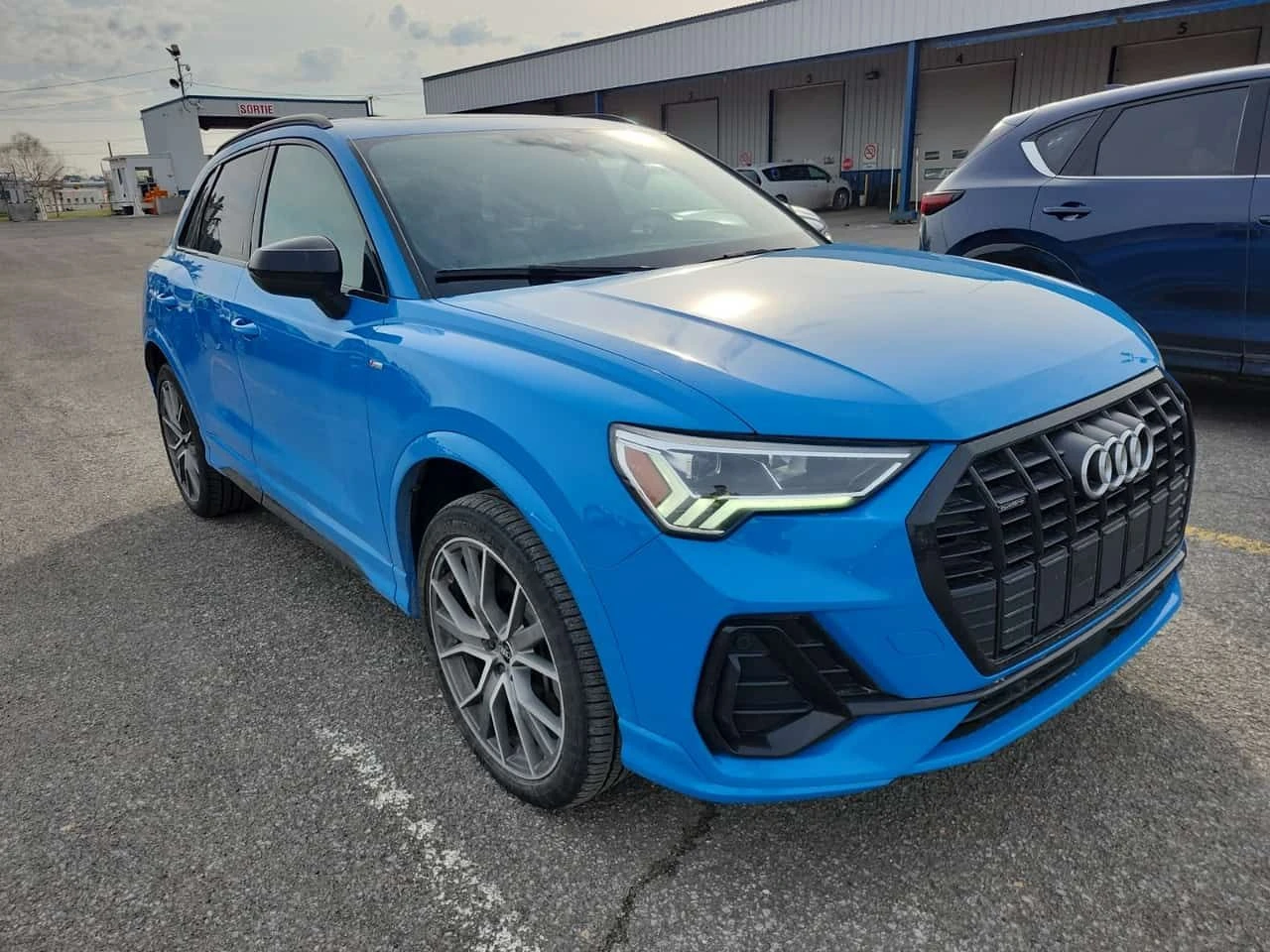Audi Q3 | PROGRESSIV | DISTRONIC | ПОДГРЕВ | CARFAX | , снимка 2 - Автомобили и джипове - 54428762