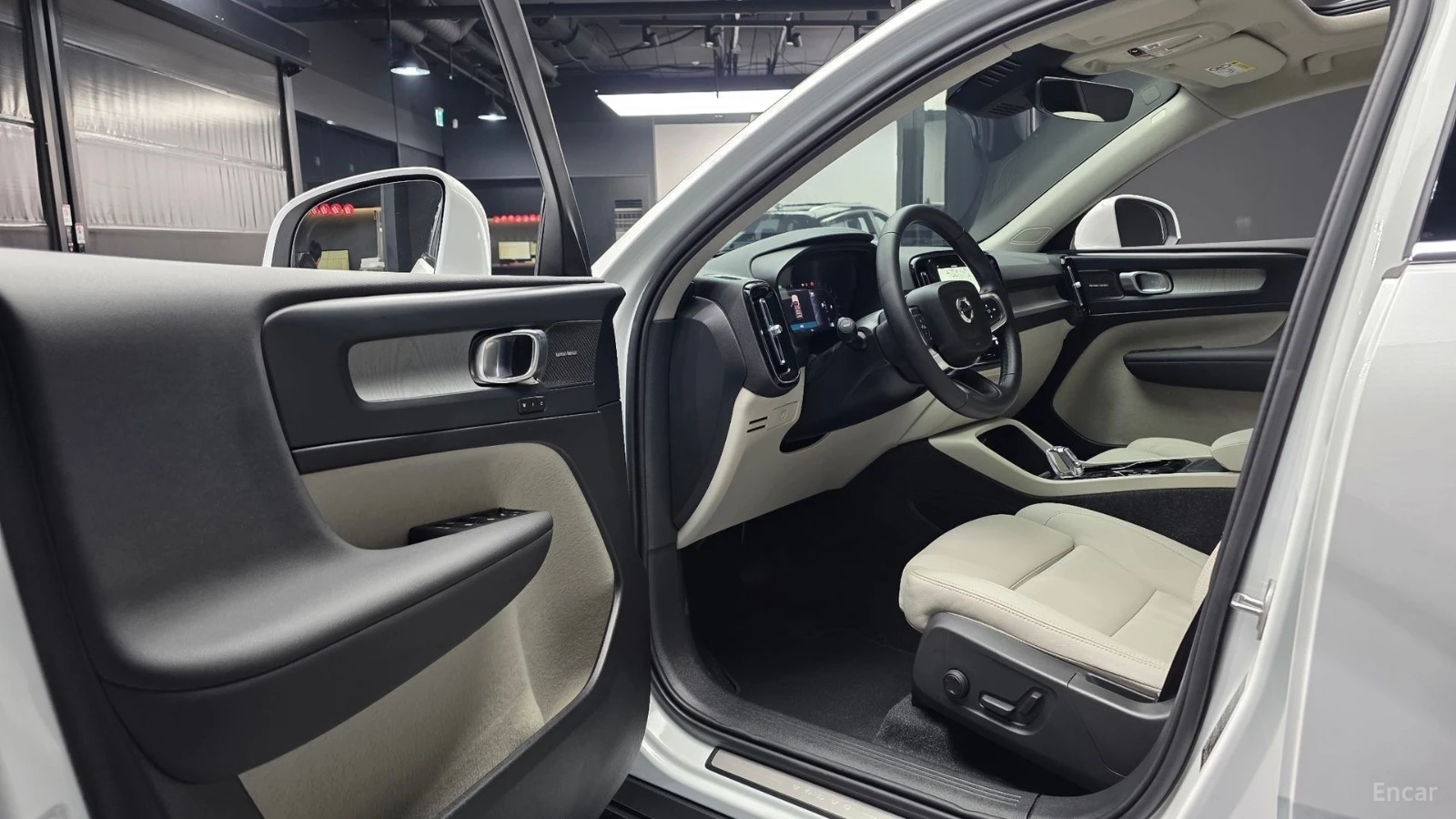 Volvo XC40 B4* ULTRA BRIGHT* 360* PANORAMA* ПОДГРЕВ* , снимка 9 - Автомобили и джипове - 55530044