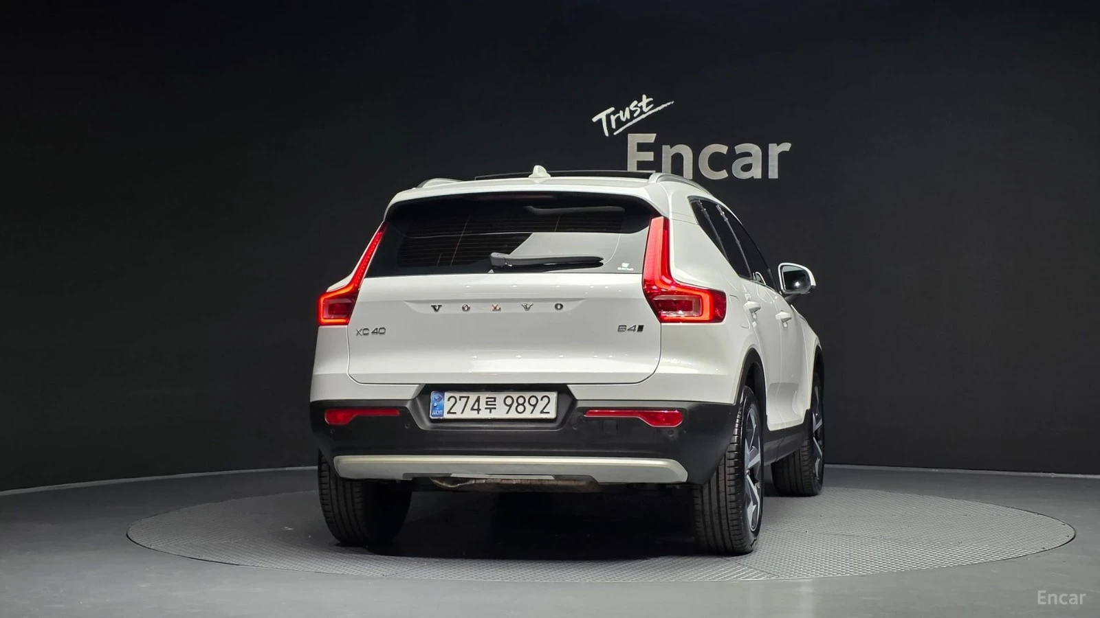 Volvo XC40 B4* ULTRA BRIGHT* 360* PANORAMA* ПОДГРЕВ* , снимка 4 - Автомобили и джипове - 55530044