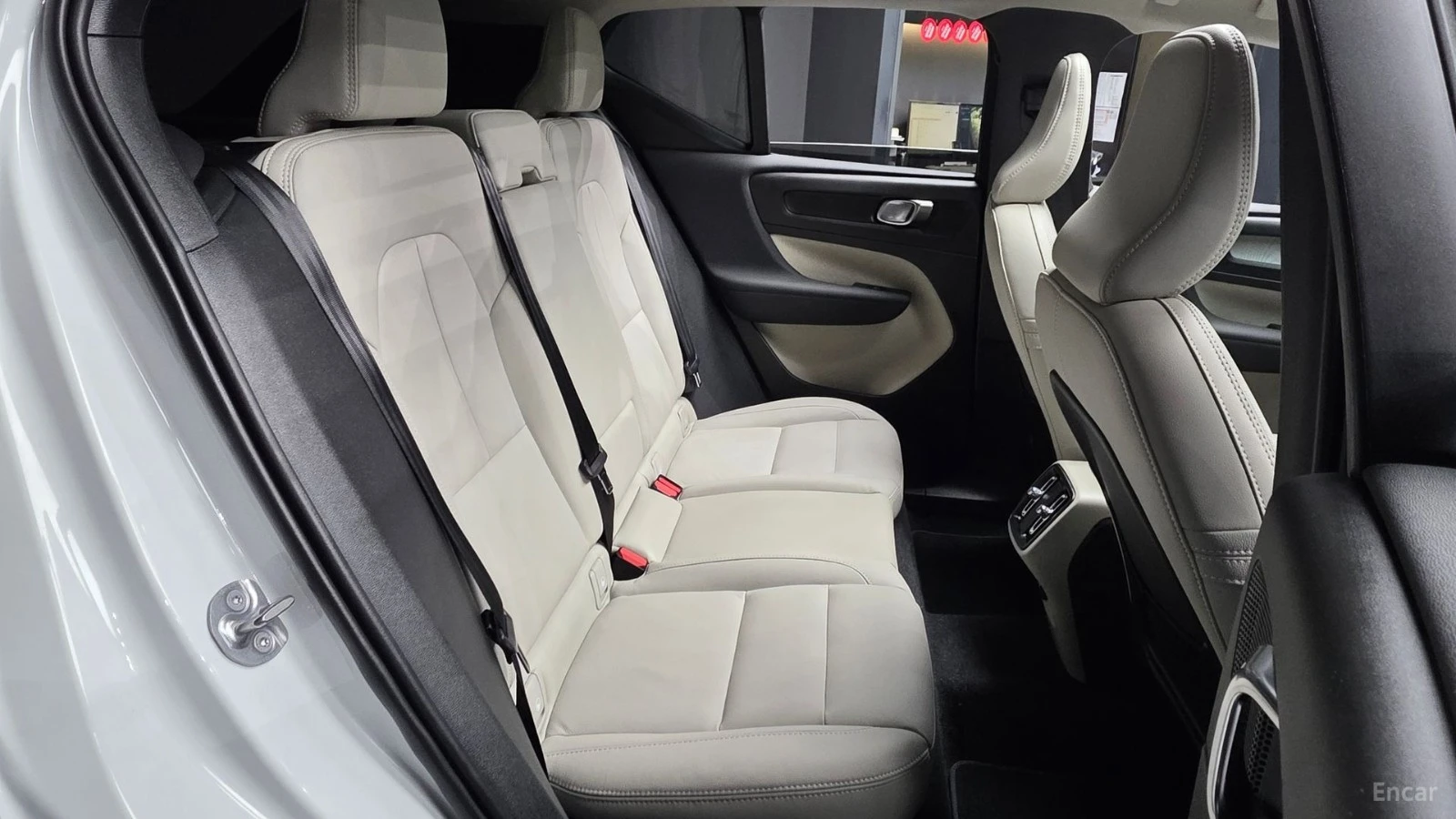 Volvo XC40 B4* ULTRA BRIGHT* 360* PANORAMA* ПОДГРЕВ* , снимка 11 - Автомобили и джипове - 55530044