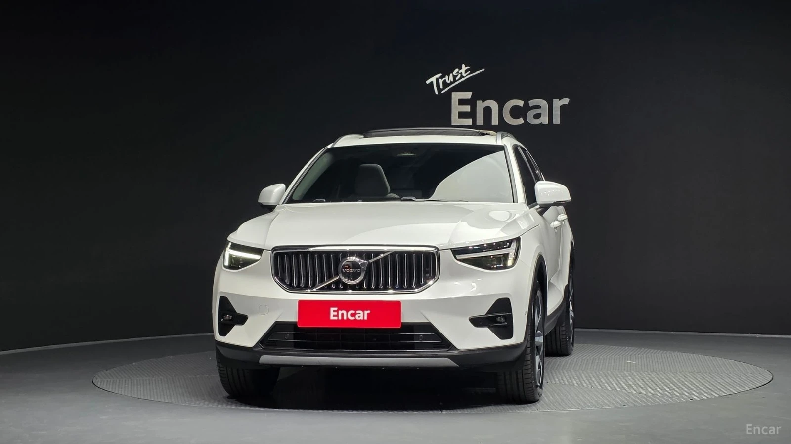Volvo XC40 B4* ULTRA BRIGHT* 360* PANORAMA* ПОДГРЕВ* , снимка 3 - Автомобили и джипове - 55530044
