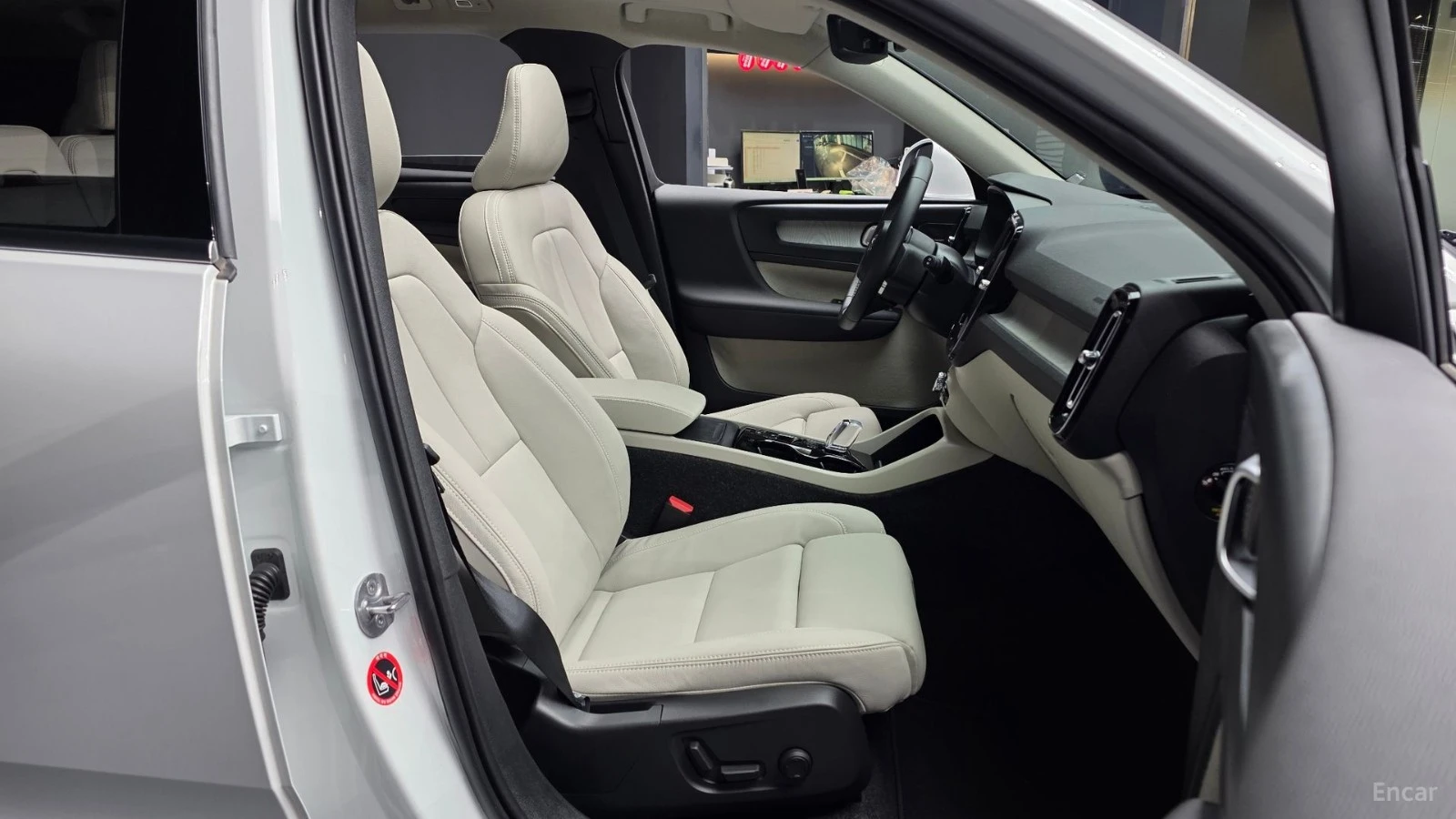 Volvo XC40 B4* ULTRA BRIGHT* 360* PANORAMA* ПОДГРЕВ* , снимка 10 - Автомобили и джипове - 55530044