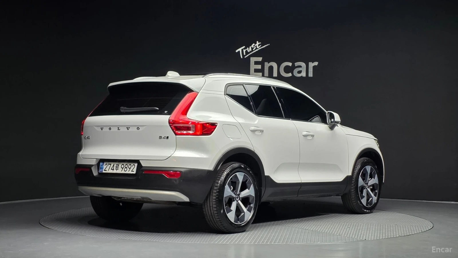 Volvo XC40 B4* ULTRA BRIGHT* 360* PANORAMA* ПОДГРЕВ* , снимка 2 - Автомобили и джипове - 55530044