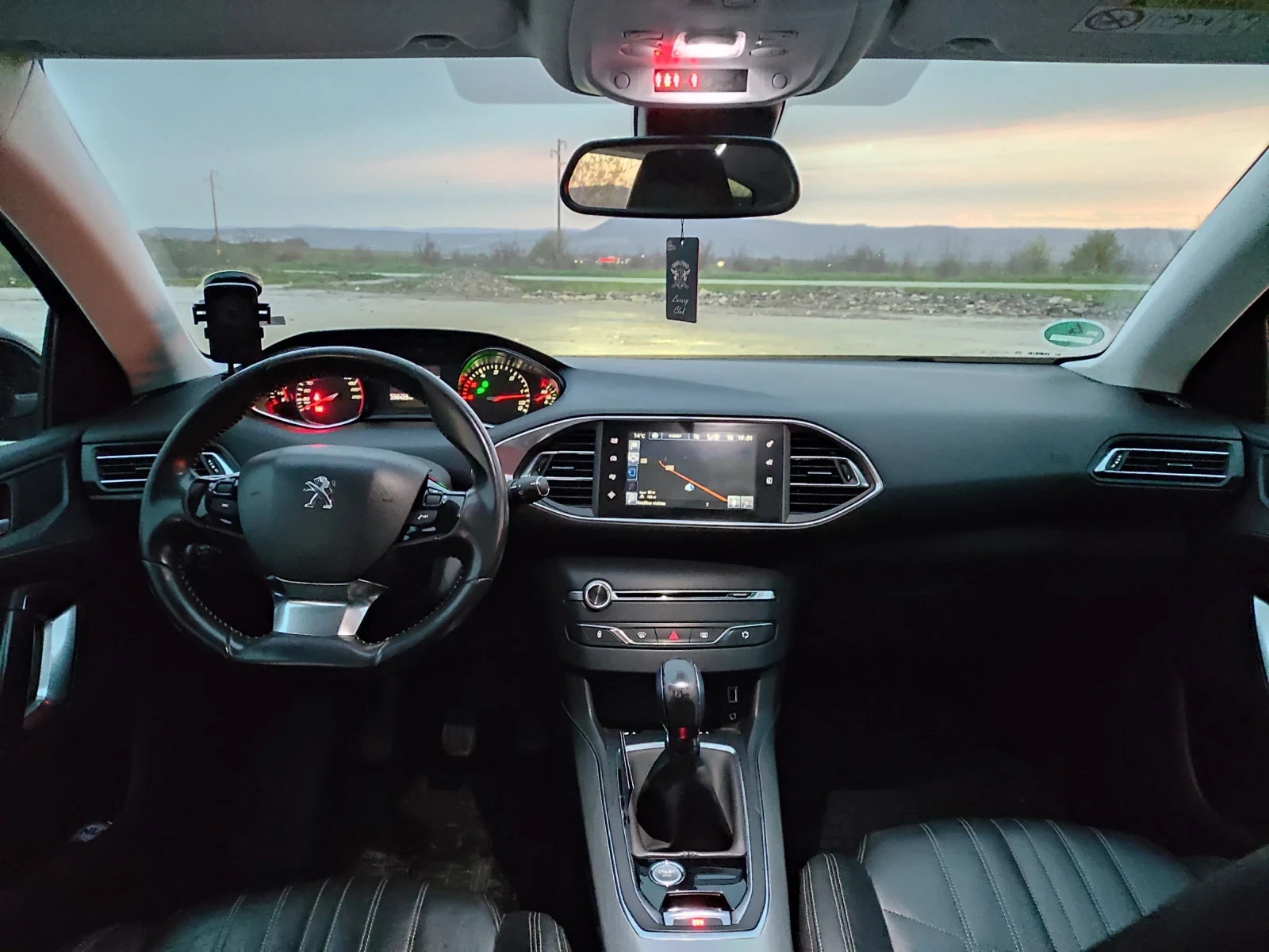 Peugeot 308 1.6 blueHDI, снимка 11 - Автомобили и джипове - 54650539