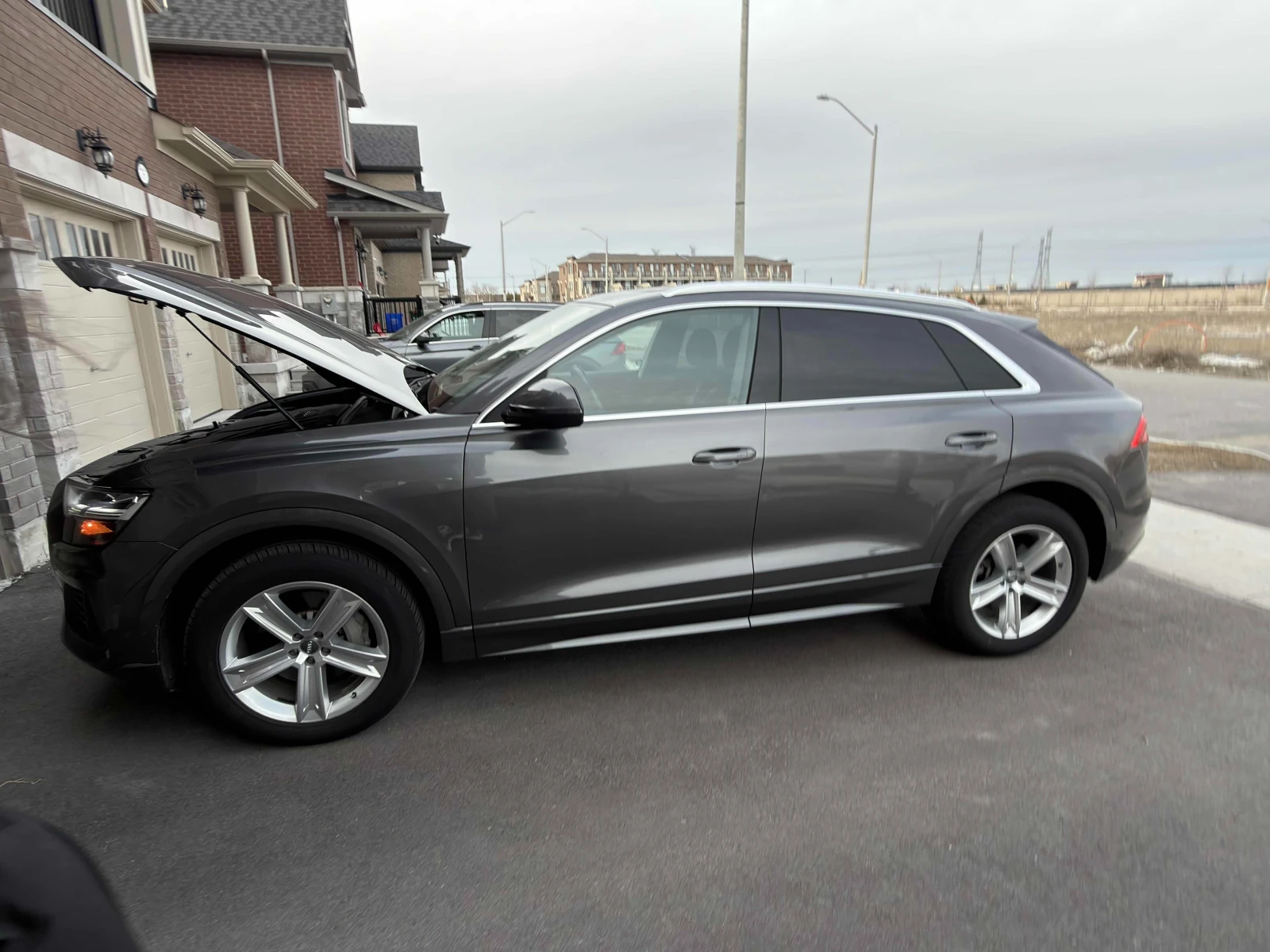 Audi Q8 55TFSI* MATRIX* 360КАМЕРА* ДИСТРОНИК* КЕЙЛЕС* , снимка 3 - Автомобили и джипове - 54033019