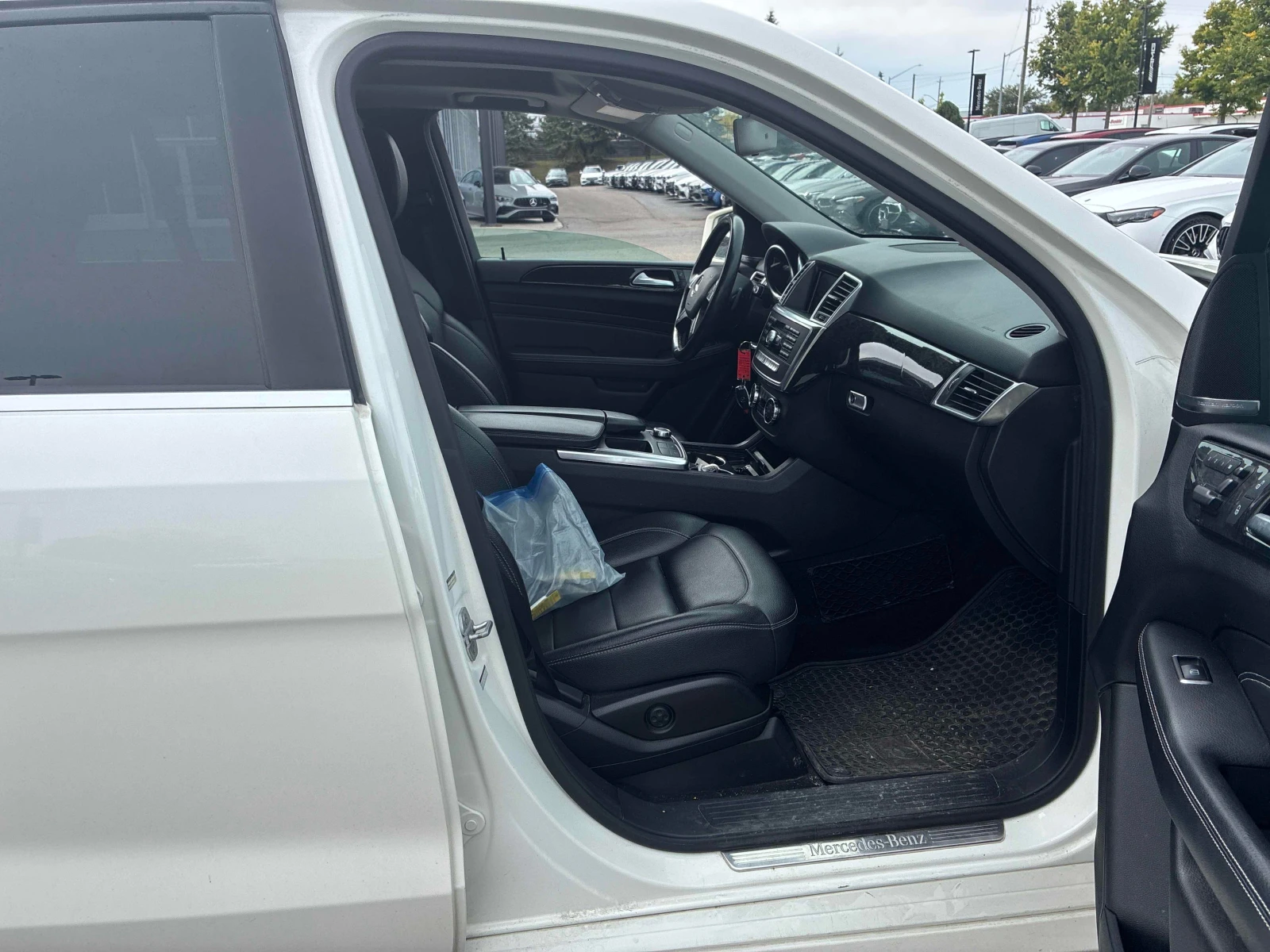 Mercedes-Benz ML 350 4MATIC* Подгрев* Harman/Kardon* Панорама* Камера* , снимка 14 - Автомобили и джипове - 56204456