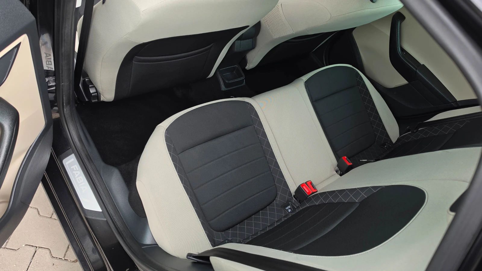 Skoda Fabia 110кс* бензин* ВсичкиЕкстри, снимка 13 - Автомобили и джипове - 54620360