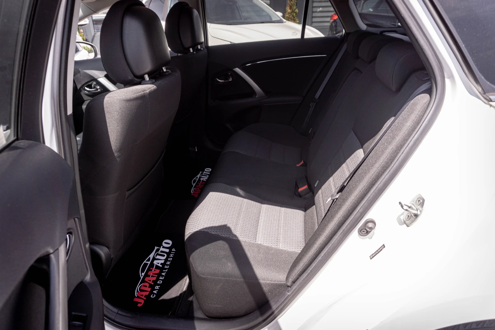 Toyota Avensis 1.8 бензин 147к.с. Face! ТОП! С ГАРАНЦИЯ! , снимка 13 - Автомобили и джипове - 55298491