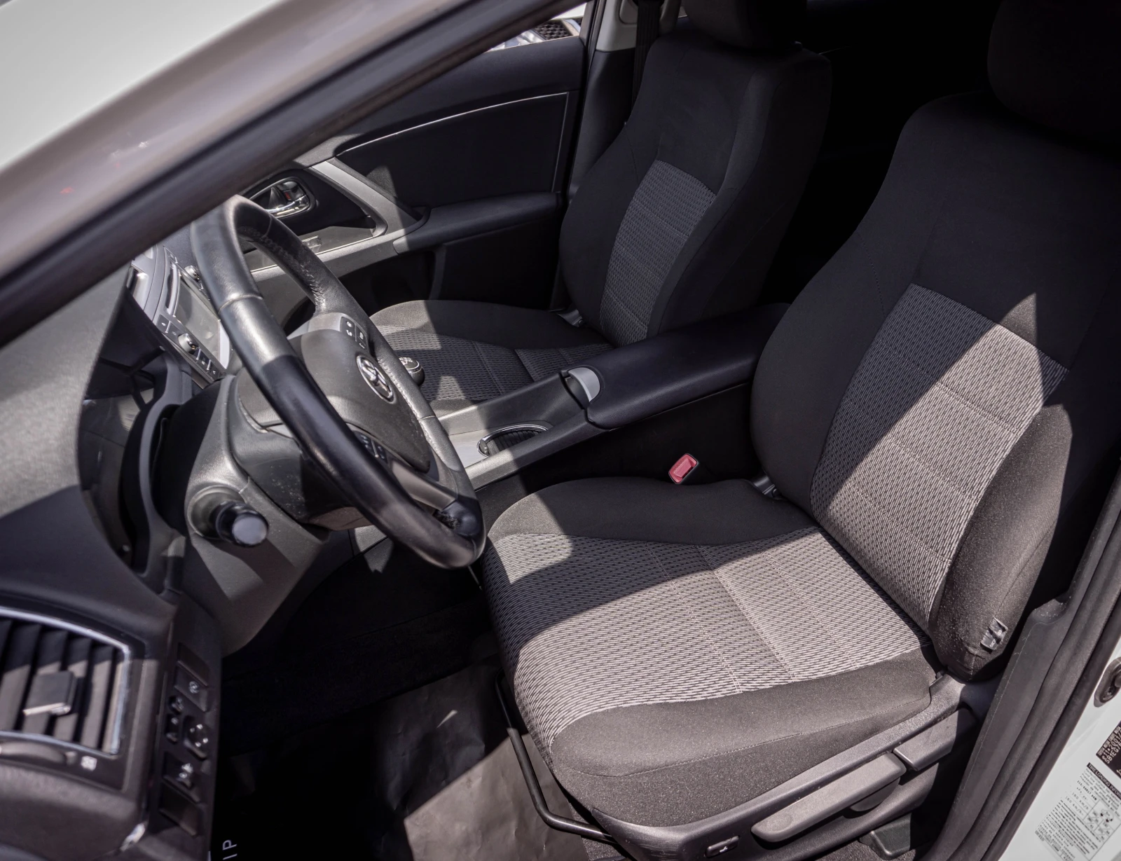 Toyota Avensis 1.8 бензин 147к.с. Face! ТОП! С ГАРАНЦИЯ! , снимка 12 - Автомобили и джипове - 55298491