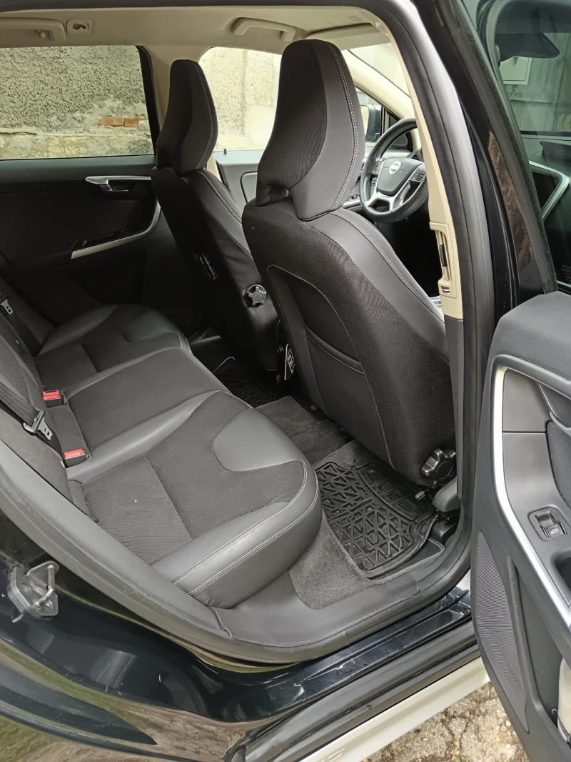 Volvo XC60 D5 AWD , снимка 11 - Автомобили и джипове - 52586545